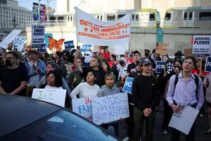 Agentes federales usaron fuerza militar contra manifestantes en redada de migración en Los Ángeles, señaló el periódico New York Times