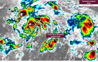 Se desplaza hacia el oeste-noroeste a 19 km/h, con vientos máximos sostenidos de 65 km/h y rachas de 85 km/h.