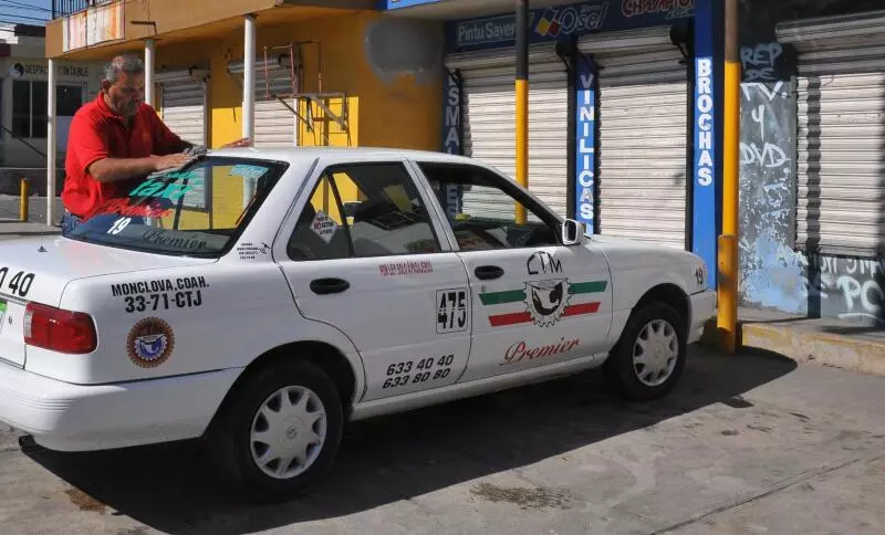  Unidades de taxi de la línea Premier han sido apedreadas en la colonia Oscar Flores Tapia, ante lo que esa base considera la posibilidad de cancelar