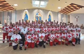 Portando con orgullo su uniforme de color rojo y blanco, los paramédicos culminaron este festejo con una carrera.