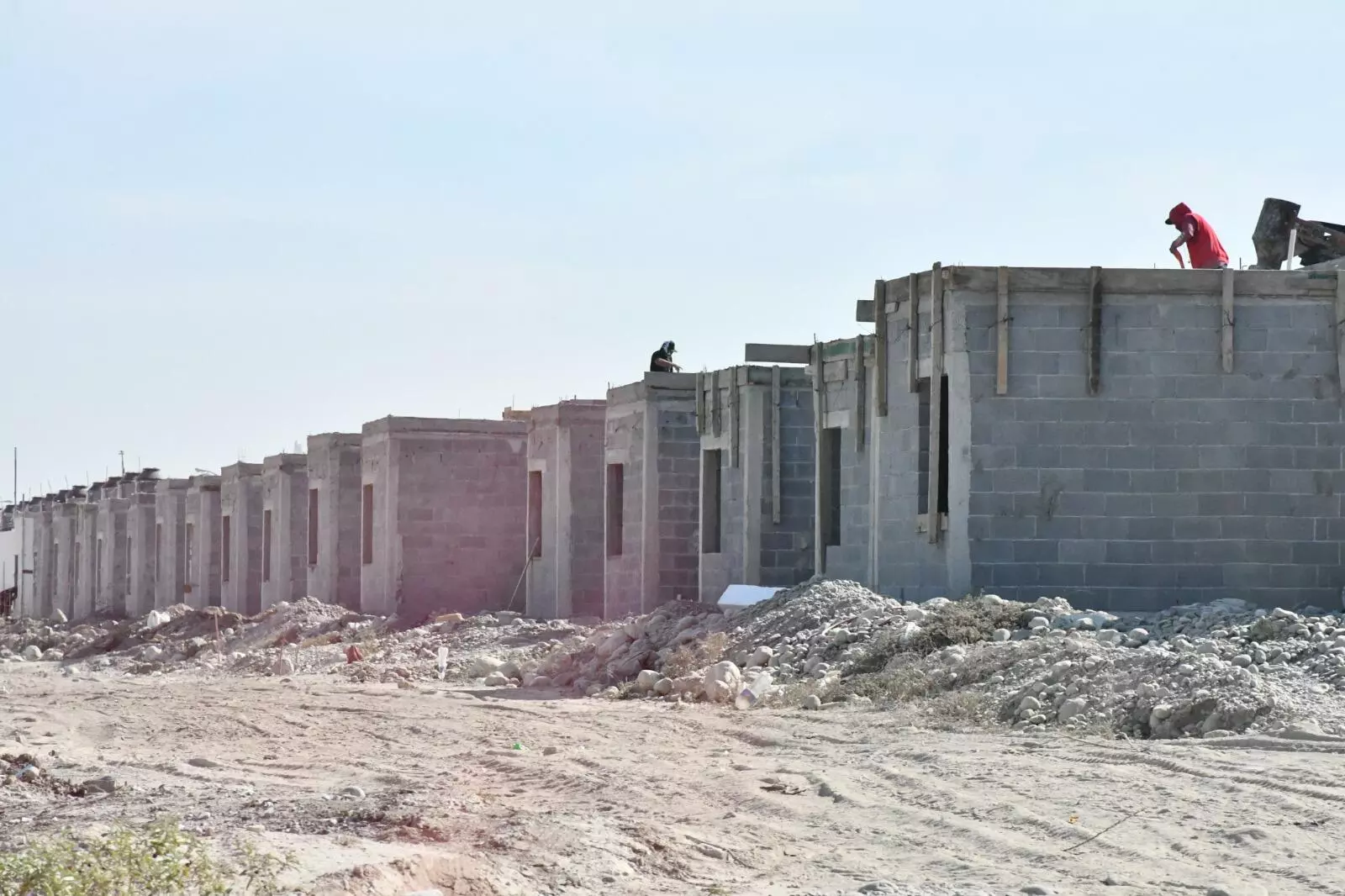 Las nuevas Viviendas del Bienestar que se construyen actualmente en Colinas de Santiago, tendrán un costo establecido de 600 mil pesos, informó Andr