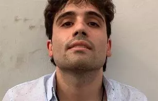 Los cuatro cargos incluyen tráfico de múltiples drogas (incluido el fentanilo) y participar en el crimen organizado.