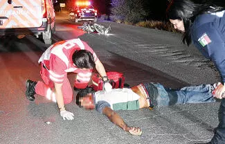 Después de quedar tendido en el pavimento, un hombre que no fue identificado recibió ayuda de un trailero quien logró detener su unidad