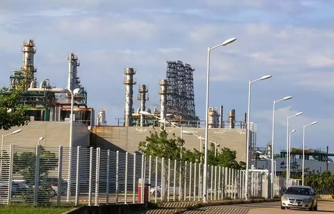 Red de huachicoleros en Tabasco pagó hasta 10 mil pesos a marinos para que le permitieran robar combustible en la refinería, revela informe militar