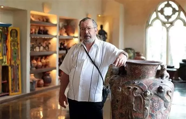Desde muy joven coleccionó objetos diversos: fósiles, minerales, arte popular, monedas, libros y cartografía