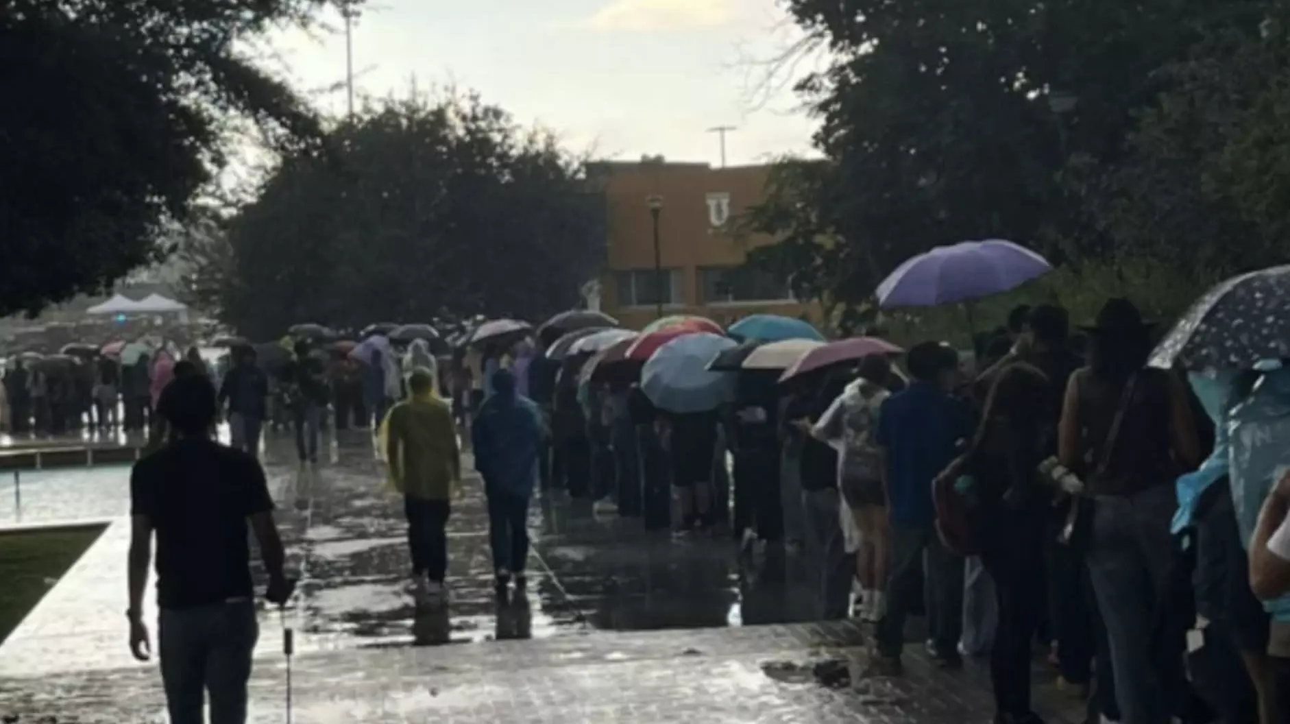 Las lluvias intensas son parte del sistema frontal número 4 que entro este día a Nuevo León. 