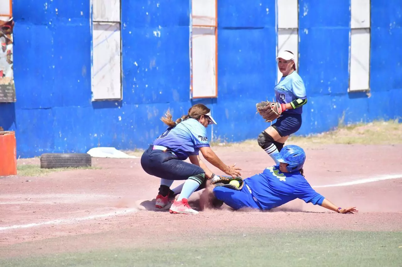 El campeonato Nacional de Sóftbol Femenil que se celebró en Monclova cerró sus actividades con un imponente partido