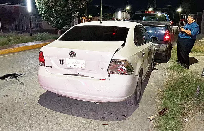 El irresponsable conductor dejó cuantiosos daños materiales.