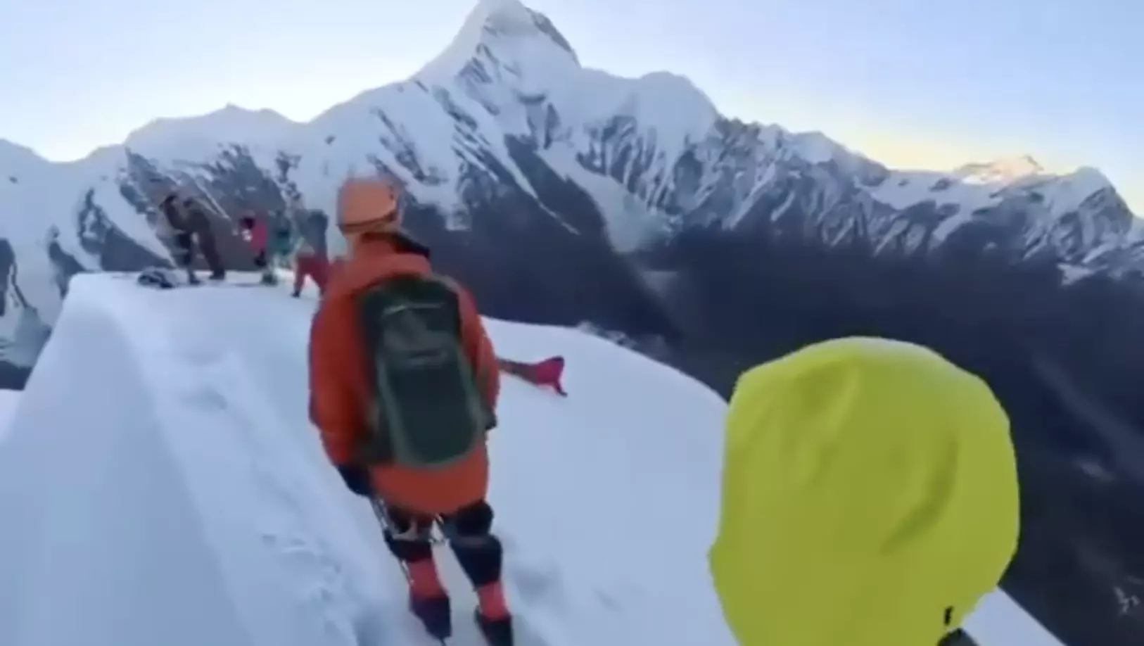 El fatídico hecho ocurrió a 5.500 metros de altura en el monte Gongga, la cumbre más alta de la provincia de Sichuan. 