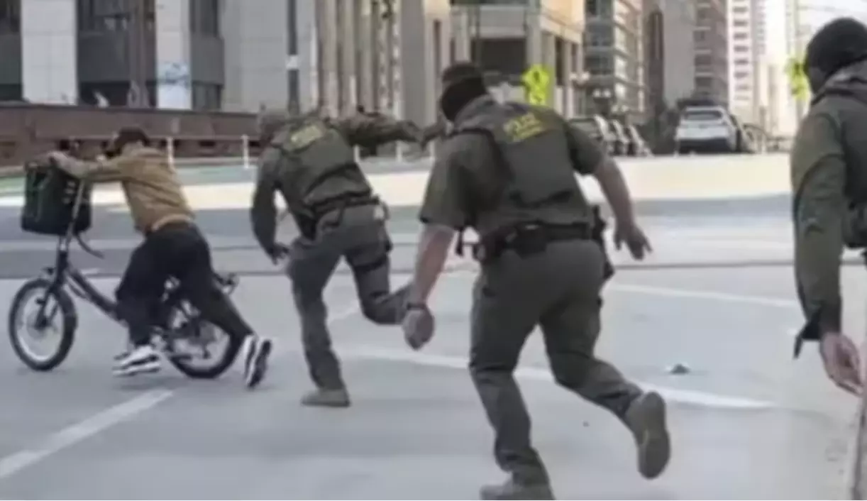 Un ciclista profirió insultos contra Donald Trump frente a agentes de ICE en Chicago y logró escapar tras una persecución, en un contexto de tensio