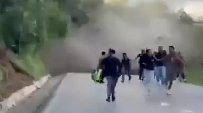 Un video que circula en redes muestra el momento exacto en el que se registra un derrumbe que bloqueó por completo la carretera Ixtapan-Coatepec Hari