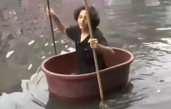  Durante las fuertes inundaciones en Nezahualcóyotl, un joven de 16 años improvisó una tina como transporte y repartió víveres a sus vecinos