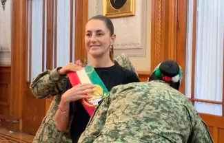 La Presidenta Claudia Sheinbaum presumió la banda presidencial que usará en su primera ceremonia del Grito de Independencia