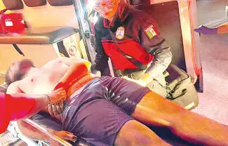 Jóvenes de 22 y 15 años, logran bajarlo de la ventana donde pendía de un cable, le dieron RCP y lo salvan de la muerte
