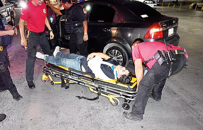 Con probable fracturas en la clavícula y en el brazo izquierdo resultó un joven conductor, tras verse involucrado en un aparatoso accidente.