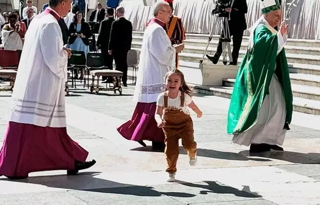 La colombiana Sara Lia Monguí, de cuatro años, sorprendió en Roma al lograr que el papa León XIV la mirara, sonriera y le diera su bendición.