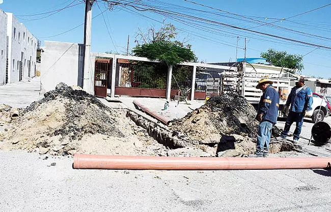El equipo técnico llevó a cabo el cambio de la tubería obstruida, lo que implicó abrir la calle para realizar las reparaciones necesarias.