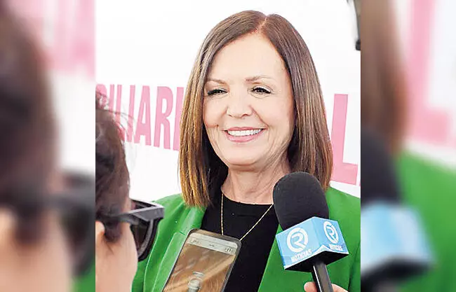 Sari acudió a la escuela Sor Juana Inés de la Cruz, para entregar mobiliario e informó que está por terminar el puente de la Occidental