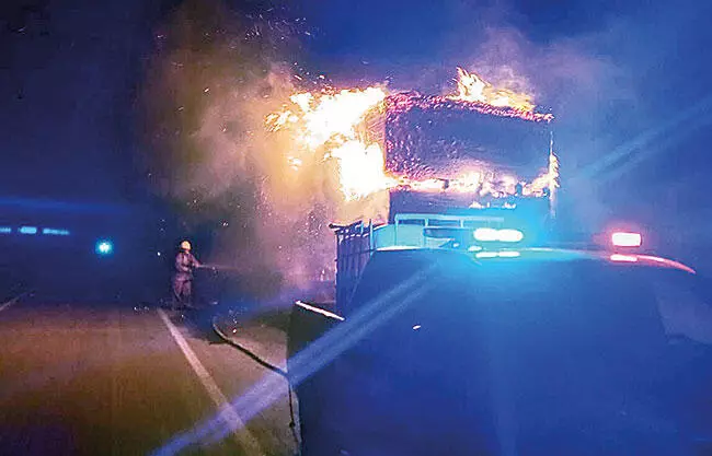 Gracias a la rápida intervención de los rescatistas, el incendio fue controlado.