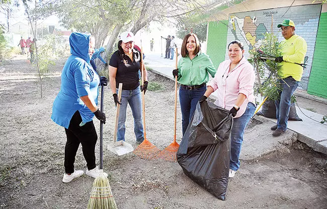 Con escoba y azadón en mano, la alcaldesa Sari Pérez Cantú encabezó la jornada de limpieza en la Escuela Primaria Venustiano Carranza