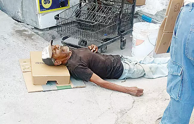 Un hombre en situación de calle fue trasladado al Hospital General tras ser encontrado inconsciente sobre la vía pública.