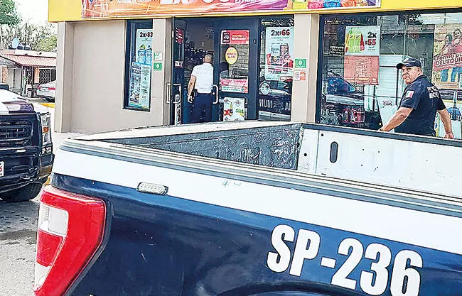 La tarde de este viernes, un solitario delincuente sembró el pánico entre empleados y clientes de una tienda de conveniencia