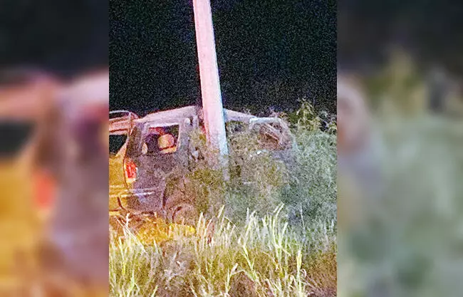 En completo estado de ebriedad y a exceso de velocidad, un hombre protagonizó un aparatoso accidente durante la madrugada de ayer.
