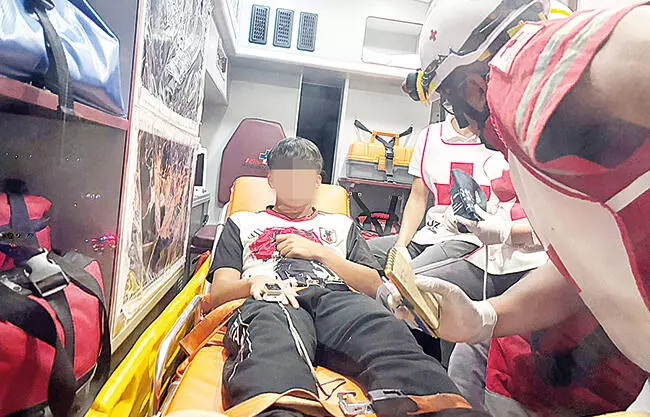 Un adolescente de 16 años, resultó con lesiones de consideración tras sufrir una aparatosa caída mientras circulaba en su motocicleta.