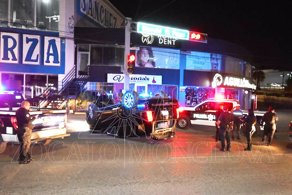El joven regresaba de la Feria de Monclova e intentó incorporarse al bulevar Pape sin precaución; dejó daños en tres vehículos. 