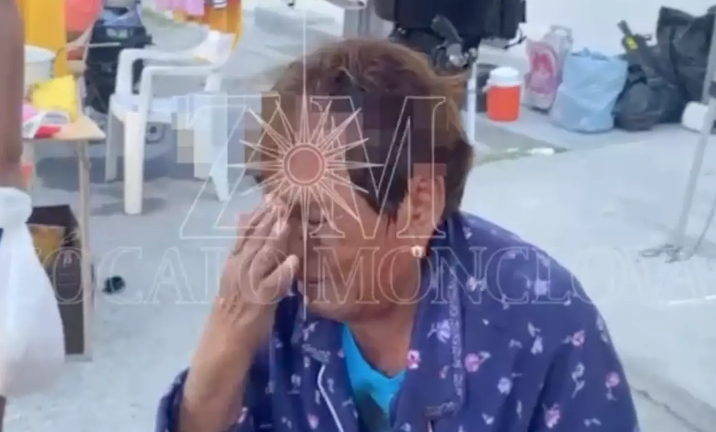 La mujer de 72 años fue herida en la cabeza por su hijo, mientras se encontraba en su puesto de ropa