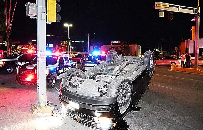 El saldo del aparatoso accidente, tres vehículos con severos daños y una camioneta volcada.