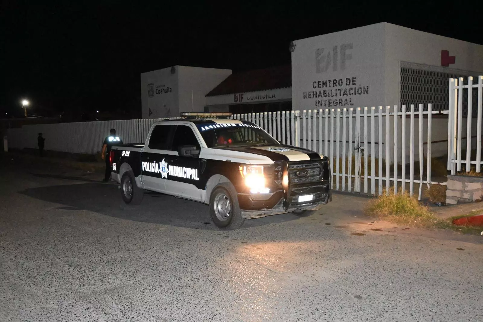 El fuego se desató dentro del inmueble, aparentemente provocado de manera intencional por personas que ingresan ilegalmente a las instalaciones, apro