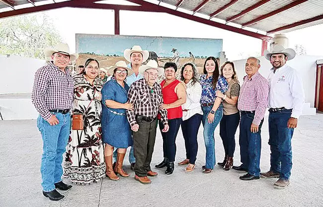 Don Esteban Barrón, de 86 años y residente del asilo municipal, fue el invitado de honor durante la celebración del 87 aniversario del ejido.