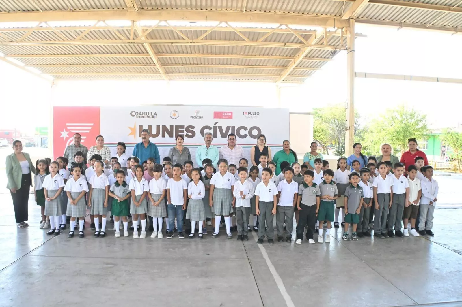 El Ayuntamiento de Frontera continúa su programa de eventos cívicos escolares, realizando esta vez una ceremonia en la escuela primaria Venustiano C