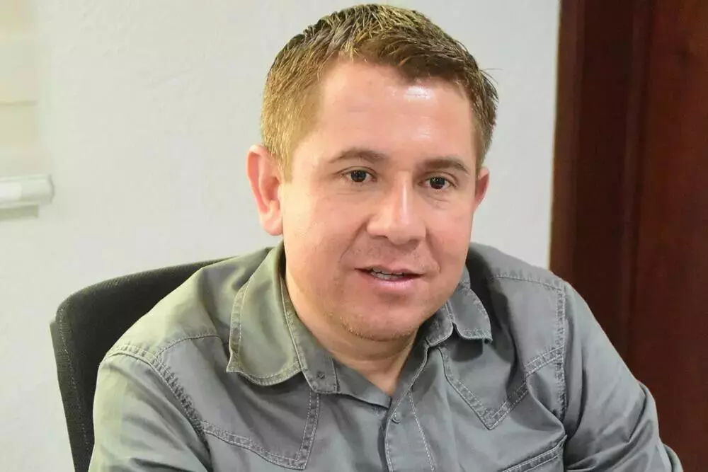 Respecto al alumno señalado, aclaró que no está suspendido, sino que el caso se analiza con la dirección y autoridades de seguridad, siendo este e