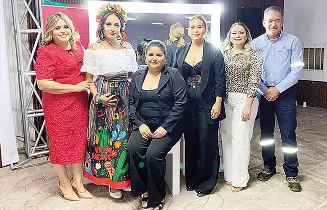 Con gran entusiasmo, la alcaldesa Adriana Valdez, encabezó la clausura del Curso Integral de Belleza.