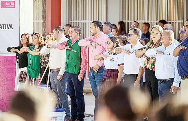 El alcalde Carlos Villarreal Pérez, se reunió la mañana de ayer con la comunidad educativa de la Escuela Secundaria número 39 Jaime Torres Bodet