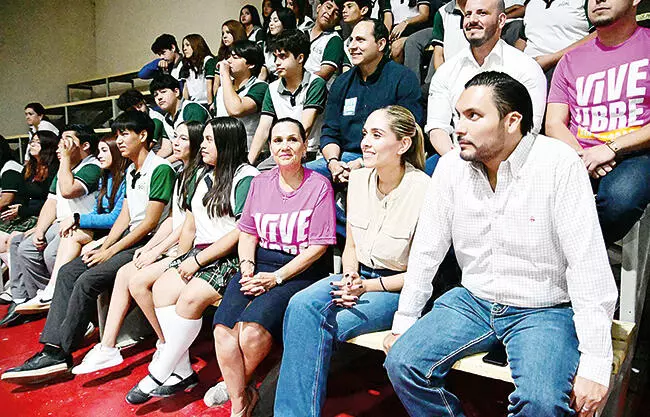 La presidenta del DIF Coahuila, Liliana Salinas, encabezó una importante plática en el plantel Cobac Prepa 24