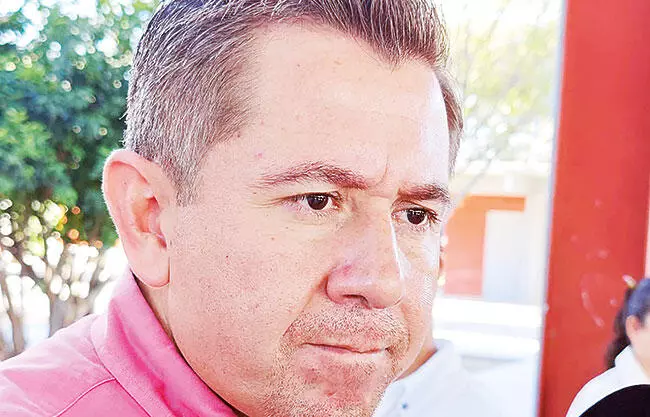 El joven sigue tomando clases en el plantel educativo
