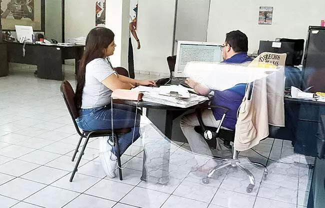 La afectada le acusa de favorecer a su ex esposo, Arnoldo René Santillán Canales, en una disputa por la custodia de sus hijas