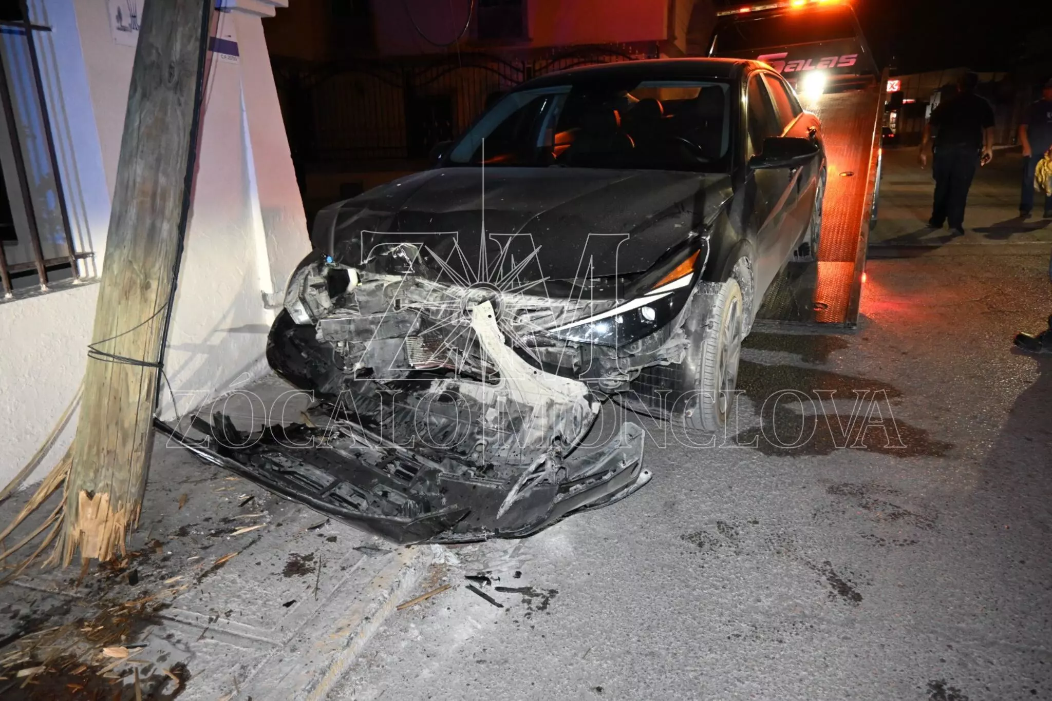 El impacto dejó el poste colgando, sostenido únicamente por los cables de comunicación, lo que generó un riesgo para los transeúntes.