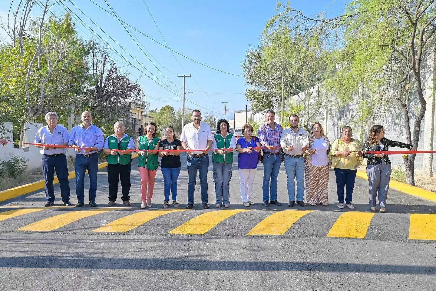 Durante el evento, vecinos y autoridades agradecieron el compromiso del alcalde, quien además fue reconocido por su labor en seguridad, empleo, desar