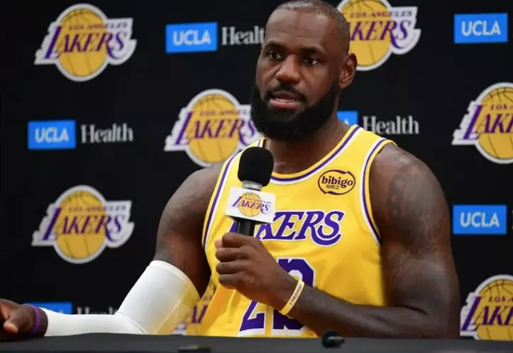 Una publicación en las redes sociales de LeBron James causaron un revuelo por un posible anuncio de su retiro, pero al final todo se trató de un com