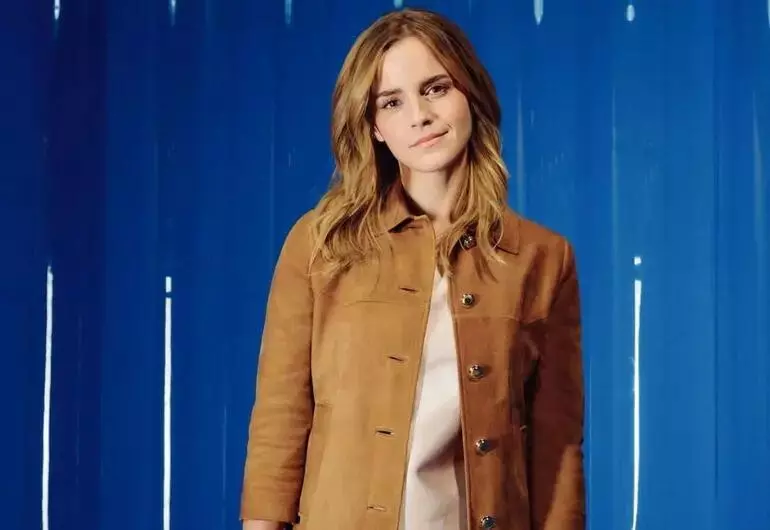 Emma Watson desató rumores de compromiso al portar un anillo en la mano izquierda.