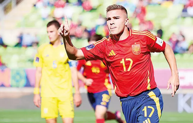 La selección de España se impuso por 1-0 sobre Ucrania para convertirse en el primer equipo clasificado a la siguiente ronda del Mundial Sub-20