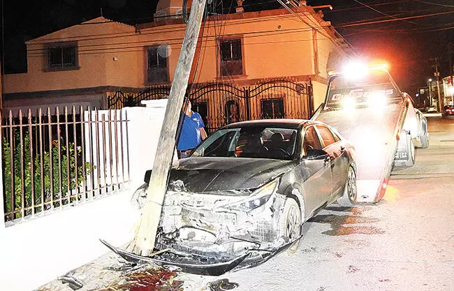 Un conductor en evidente estado de ebriedad protagonizó un aparatoso accidente en la colonia El Pueblo durante la madrugada de ayer.
