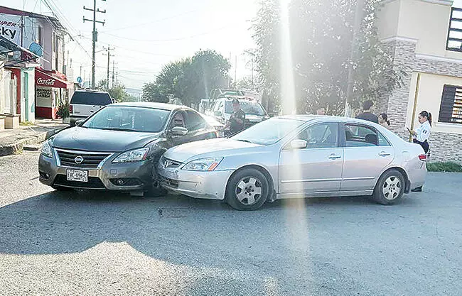 Un choque entre dos automóviles dejó daños materiales ayer por la mañana, en calles de la colonia Praderas