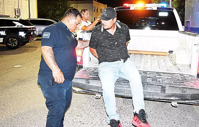 Un hombre fue detenido por elementos de Seguridad Pública luego de ser sorprendido conduciendo en evidente estado de ebriedad.