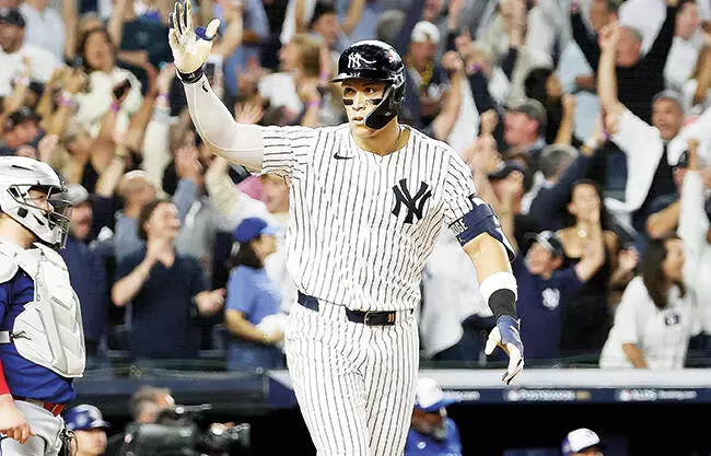  Judge despachó un jonrón de tres carreras para empatar el juego en una noche memorable y los Yankees de Nueva York evitaron ser barridos al reverti