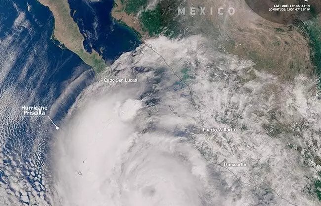 Sus bandas nubosas y amplia circulación ocasionarán chubascos y lluvias puntuales muy fuertes, fuertes rachas de viento y oleaje elevado